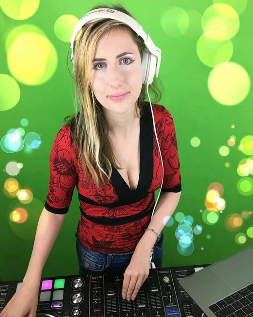Nowoczesna Djka Muzyczna na Nowoczesne Potrzeby Animatorka z