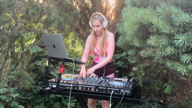 Nowoczesna Djka Muzyczna na Nowoczesne Potrzeby Animatorka z