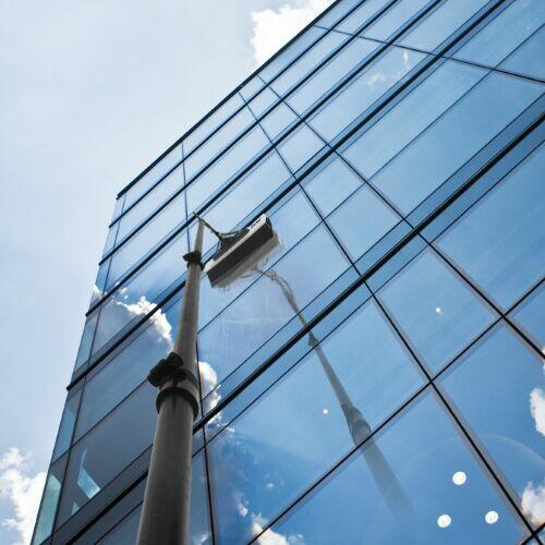 Ekologiczne mycie elewacji szklanych wodą demineralizowaną.