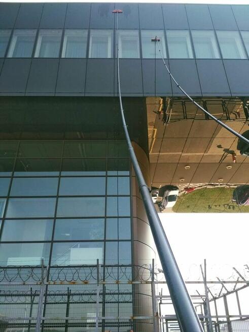 Ekologiczne mycie elewacji szklanych wodą demineralizowaną.