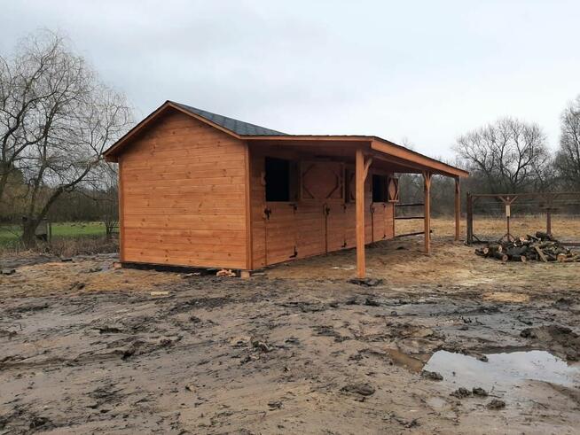 Stajnia dla koni, drewniana stajnia z korytarzem, boksy dla