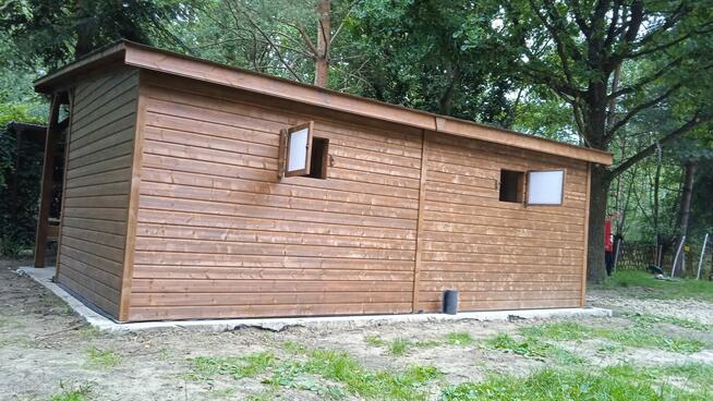 Stajnia dla koni, drewniana stajnia z korytarzem, boksy dla