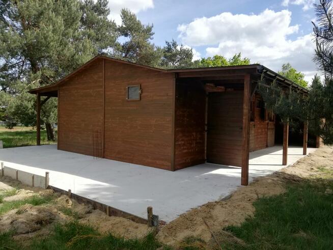 Stajnia drewniana angielska dla koni. Boksy dla konia