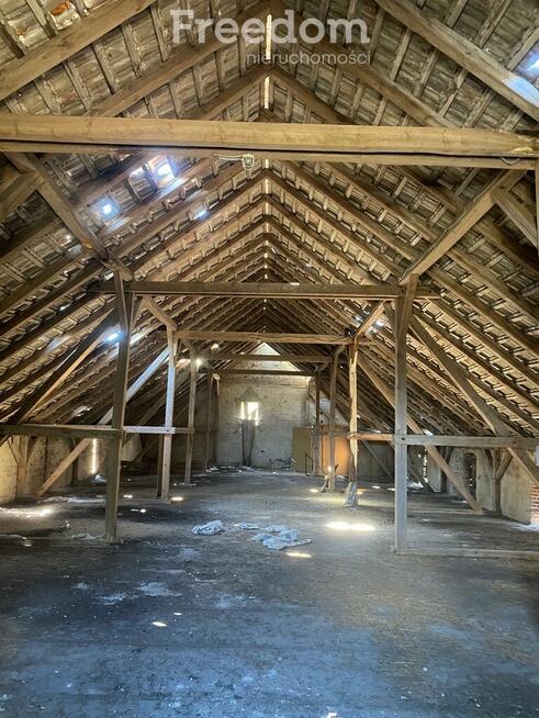 Budynek z czerwonej cegły - Łowicz Wałecki