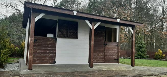 Stajnia dla koni, drewniana stajnia z korytarzem, boksy dla