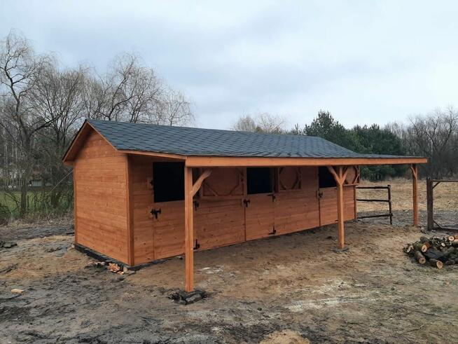 Stajnia dla koni, drewniana stajnia z korytarzem, boksy dla