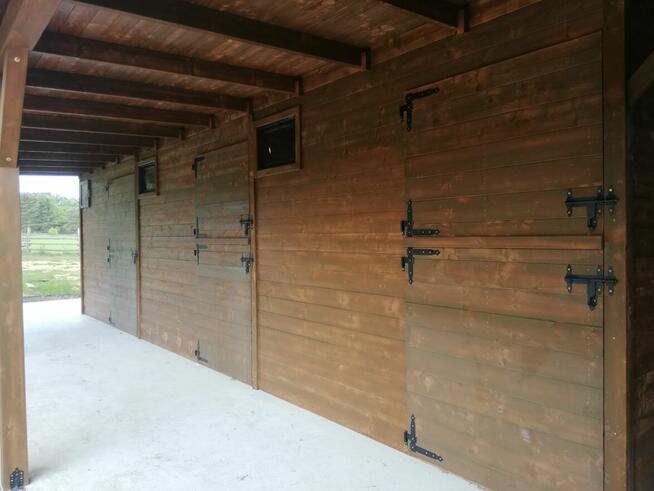 Stajnia drewniana angielska dla koni. Boksy dla konia