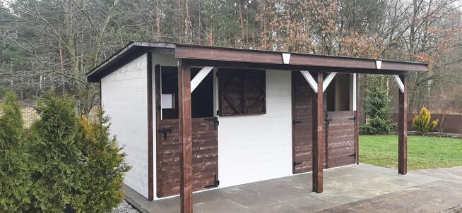 Stajnia drewniana angielska dla koni. Boksy dla konia