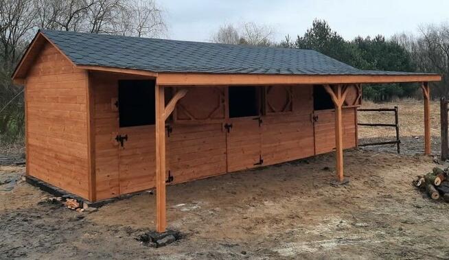 Stajnia dla koni, drewniana stajnia z korytarzem, boksy dla