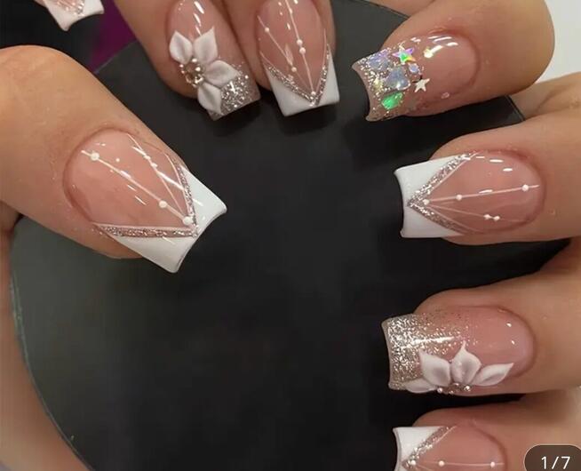 Szukam w salon kosmetyczkę dla robienia manicure i pedicure