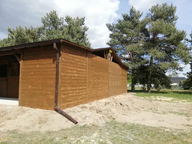 Stajnia drewniana angielska dla koni. Boksy dla konia