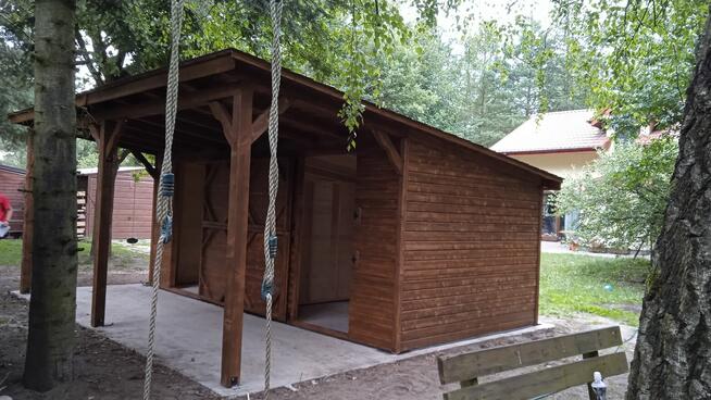 Stajnia drewniana angielska dla koni. Boksy dla konia