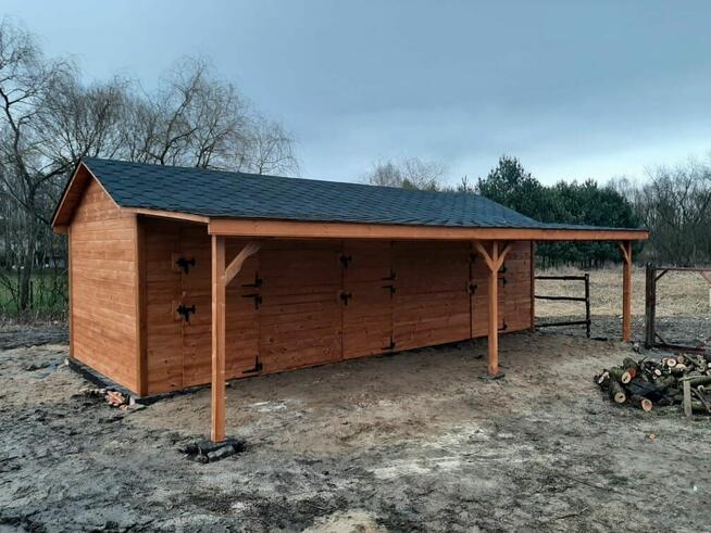 Stajnia dla koni, drewniana stajnia z korytarzem, boksy dla