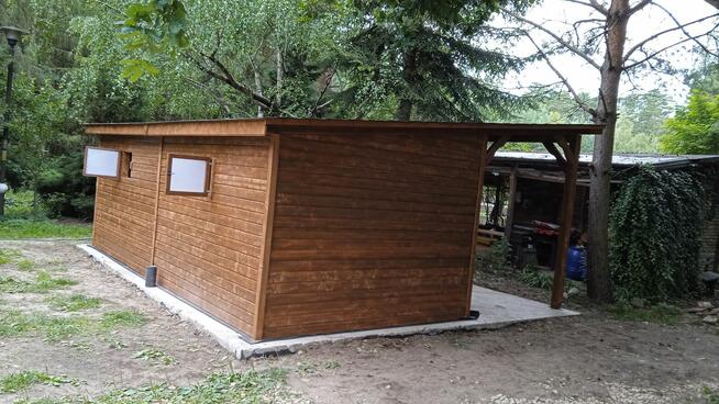 Stajnia dla koni, drewniana stajnia z korytarzem, boksy dla