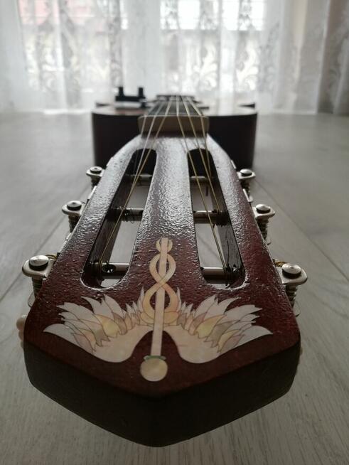 Sprzedam: Gitarę elektroakustyczną.