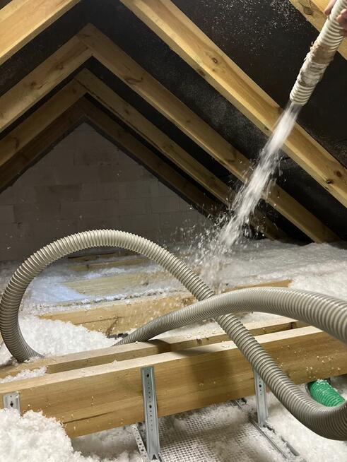 Ocieplenie dachu stropu wełna wdmuchiwana celuloza piana pur