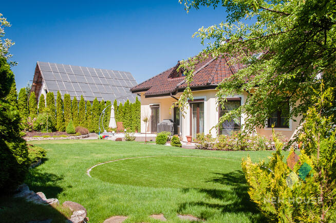 Nowoczesny wolnostojący dom z garażem przy lesie