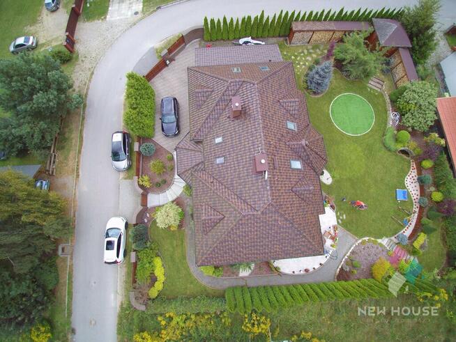 Nowoczesny wolnostojący dom z garażem przy lesie