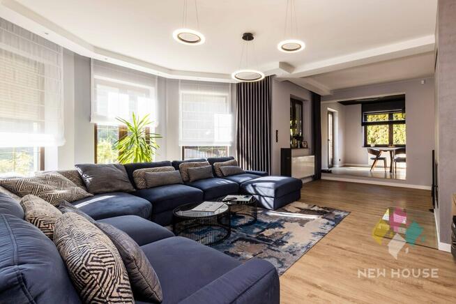 Nowoczesny wolnostojący dom z garażem przy lesie