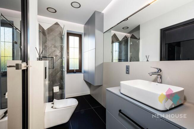 Nowoczesny wolnostojący dom z garażem przy lesie