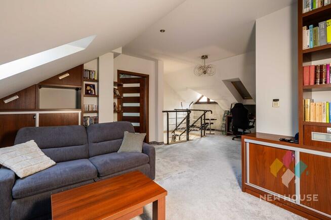 Nowoczesny wolnostojący dom z garażem przy lesie