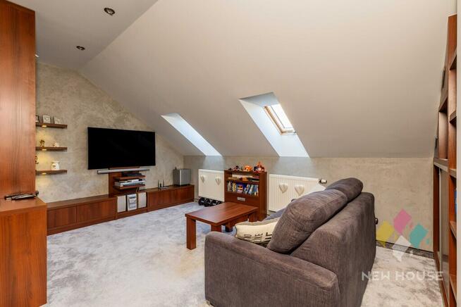 Nowoczesny wolnostojący dom z garażem przy lesie