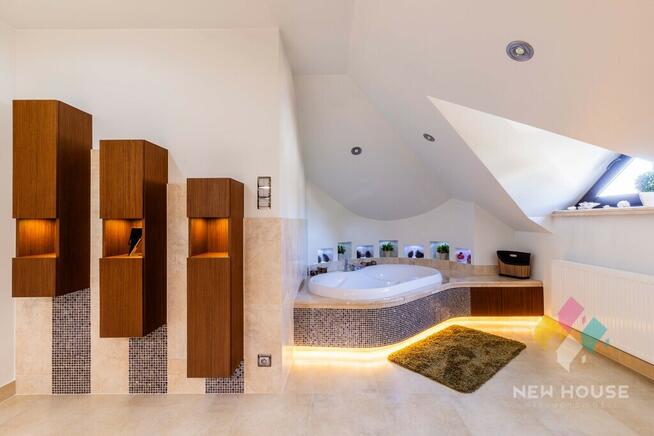 Nowoczesny wolnostojący dom z garażem przy lesie