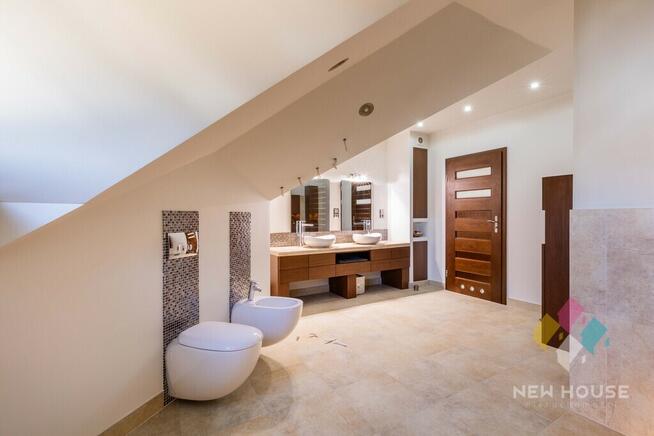 Nowoczesny wolnostojący dom z garażem przy lesie