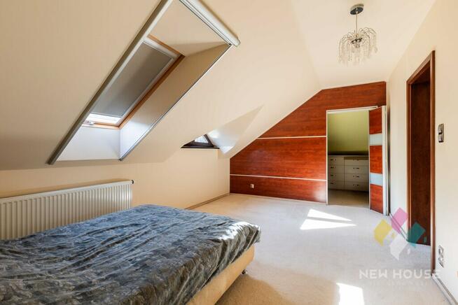 Nowoczesny wolnostojący dom z garażem przy lesie