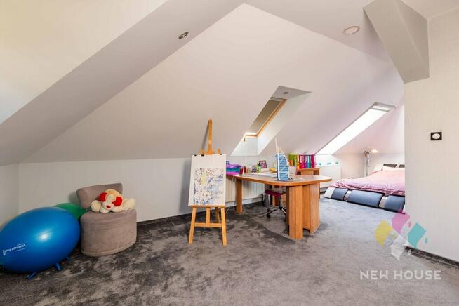 Nowoczesny wolnostojący dom z garażem przy lesie