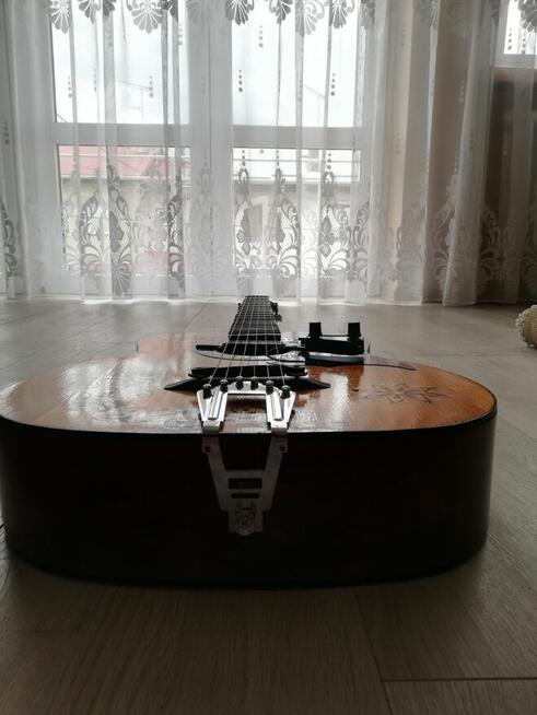 Sprzedam: Gitarę elektroakustyczną.