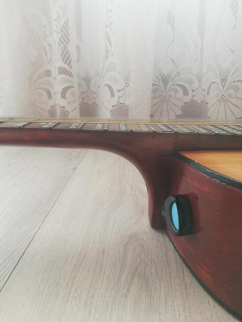 Sprzedam: Gitarę elektroakustyczną.