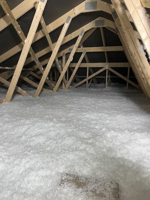 Ocieplenie dachu stropu wełna wdmuchiwana celuloza piana pur