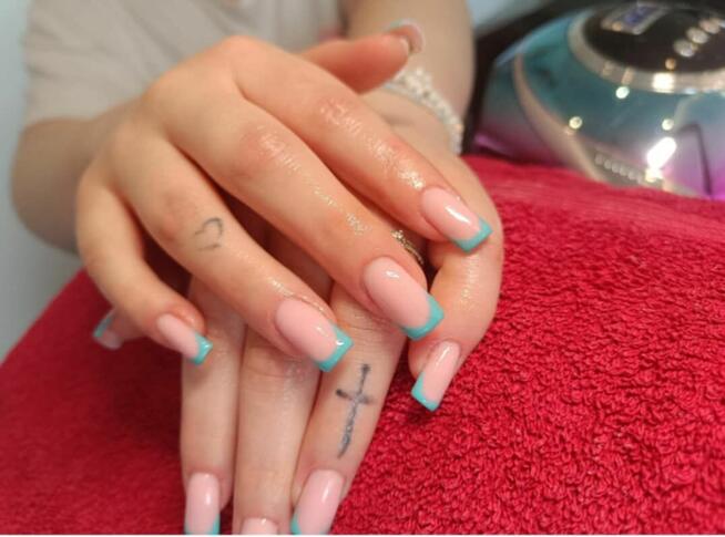 Stylistka paznokci /zagęszczanie i przedłużanie włosów