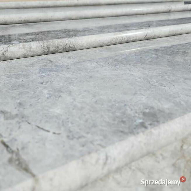 Stopień marmurowy TundraGrey polerowany bullnose 135x33x3cm