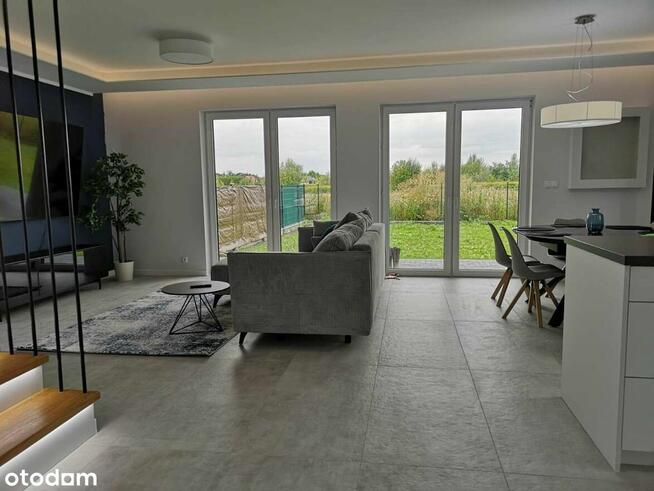 Dom w zabudowie bliźniaczej z garażem. Laszczki gmina Nadarzyn