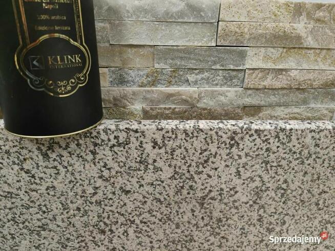 Stopień granitowy G682 Yellow Pink płomieniowany 150x33x3 cm