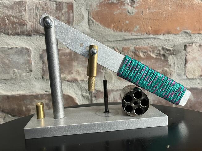 Adapter do ładowacza bębna rewolweru czarnoprochowego