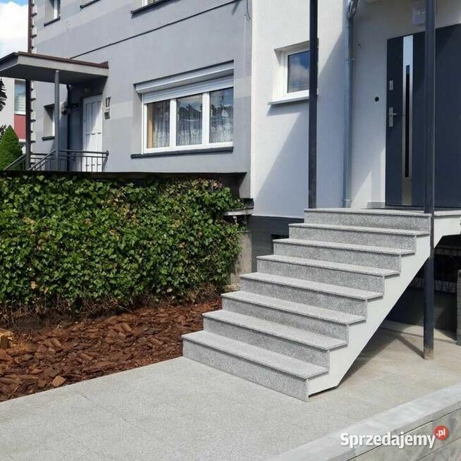 Stopień granitowy G602 Bianco Sardo płomieniowany 150x33x3 cm