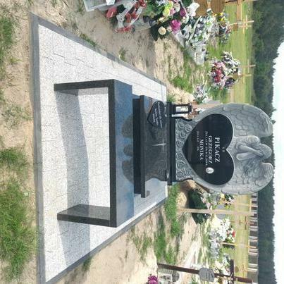 Kostka brukowa wokół pomników