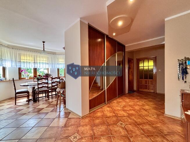 Wygodny dom z pięknym zielonym ogrodem