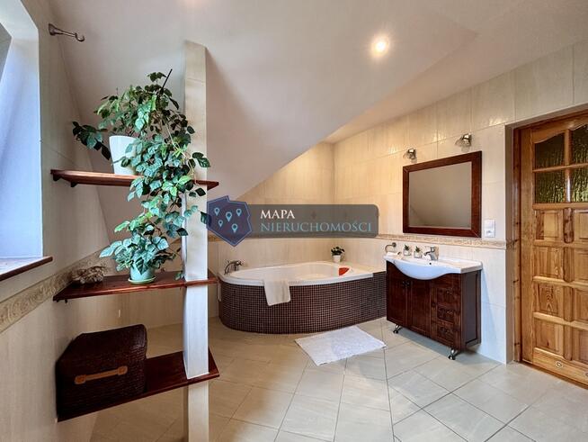 Wygodny dom z pięknym zielonym ogrodem