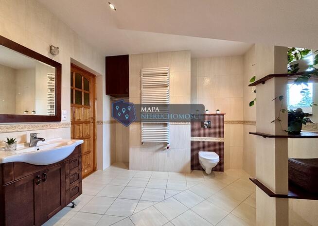 Wygodny dom z pięknym zielonym ogrodem