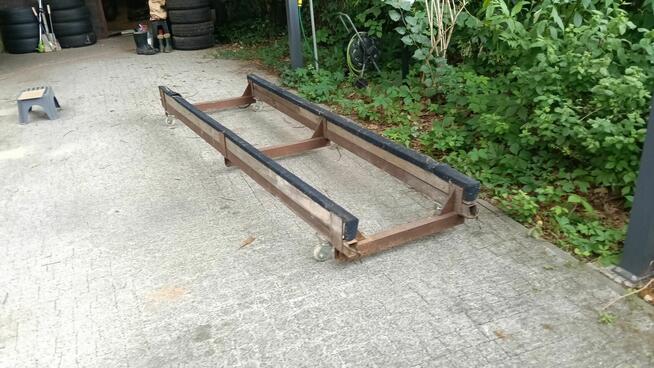 Stalowe łoże, podstawa pod jacht motorowy