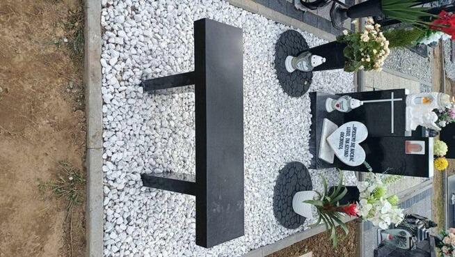 Kostka brukowa wokół pomników