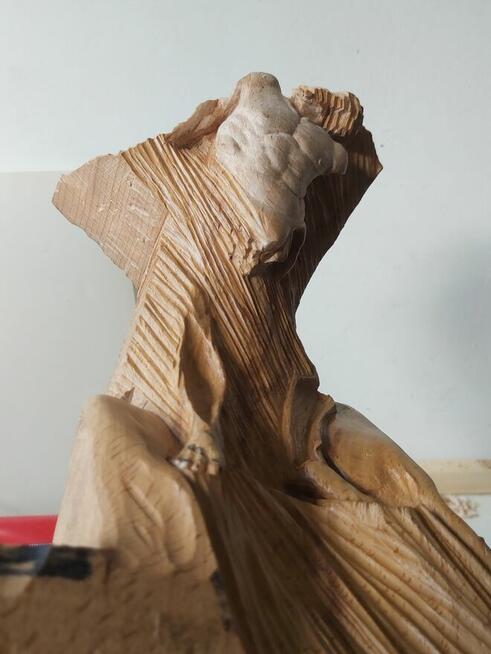 Akt męski w drewnie