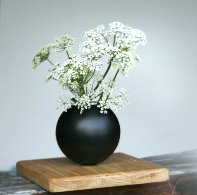 Wazon mały wazonik metalowy na dębowej podstawie minimalizm