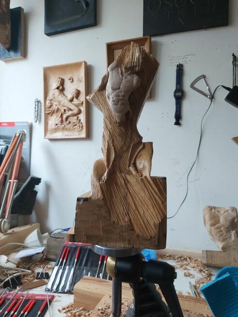 Akt męski w drewnie