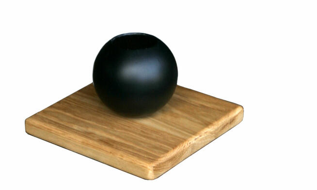 Wazon mały wazonik metalowy na dębowej podstawie minimalizm