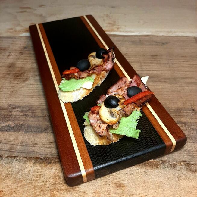 drewniana deska do krojenia i podawania przekąsek